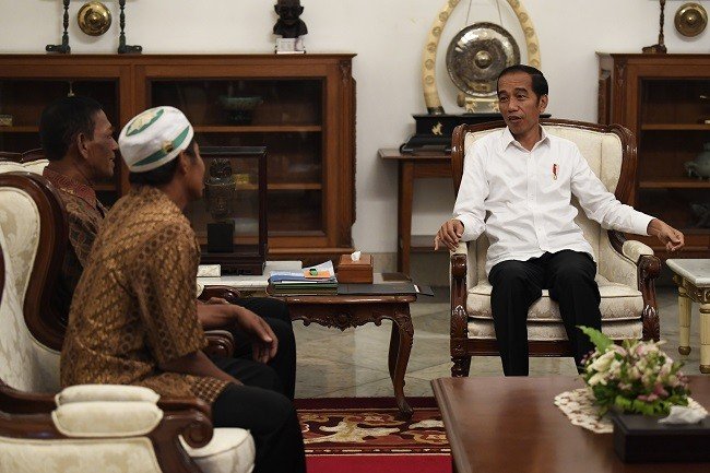 Presiden Jokowi bertemu dua pedagang warung korban penjarahan saat rusuh aksi 22 Mei 2019 di Jakarta. (Antara)