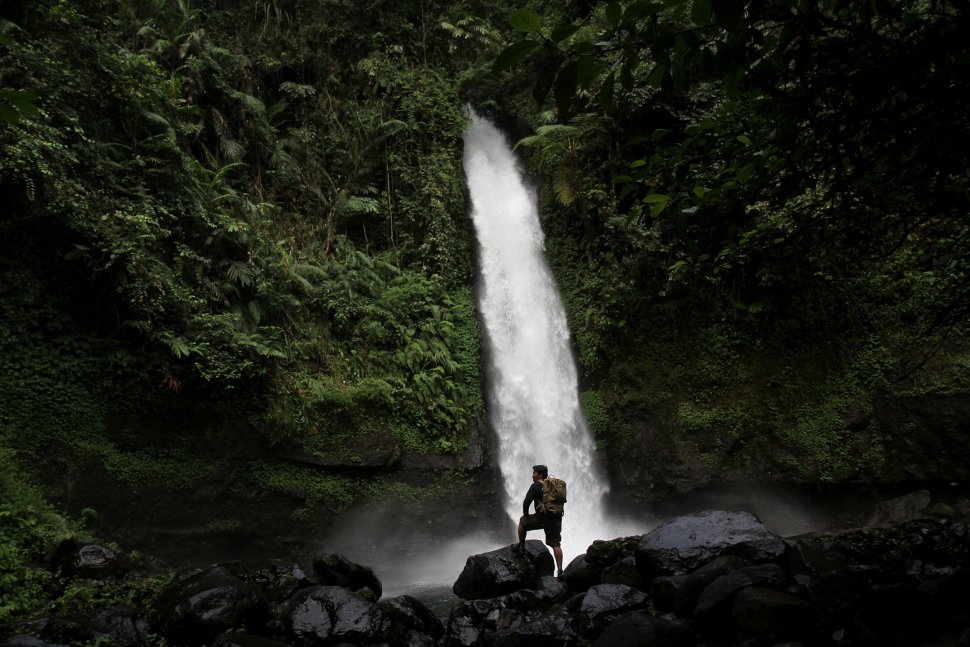 Wisatawan menikmati keindahan Curug Sawer di Kawasan Taman Nasioal Gunung Gede Pangrango (TNGGP), Kadudampit, Kabupaten Sukabumi, Jawa Barat, Jumat (25/5). [Suara.com/Arief Hermawan P]