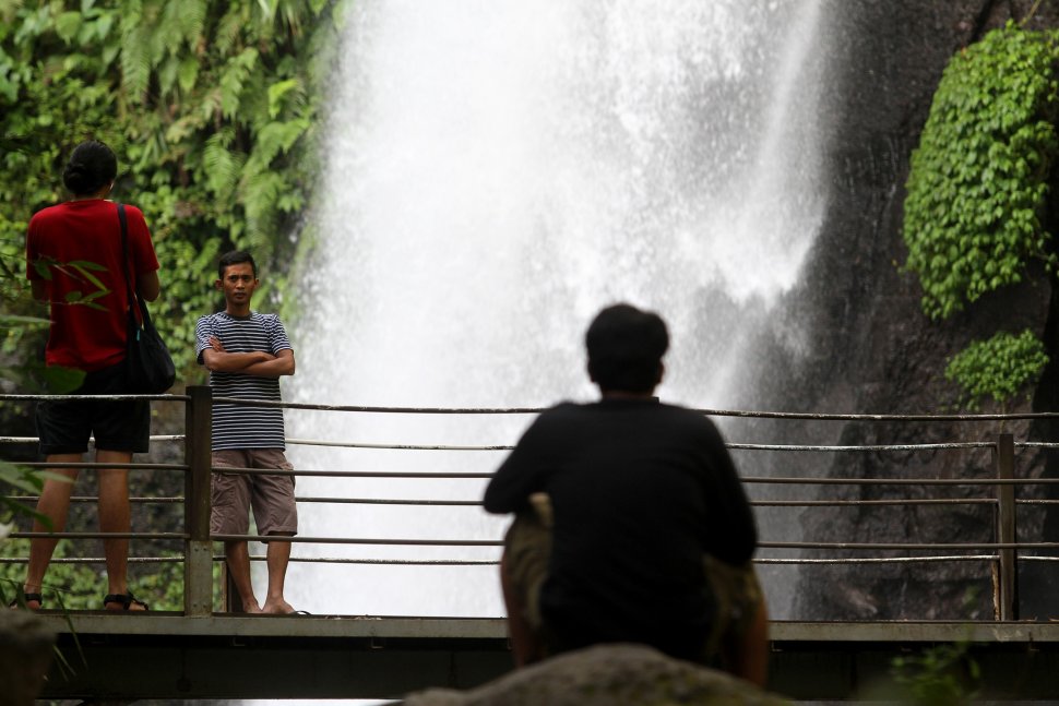 Wisatawan menikmati keindahan Curug Sawer di Kawasan Taman Nasioal Gunung Gede Pangrango (TNGGP), Kadudampit, Kabupaten Sukabumi, Jawa Barat, Jumat (25/5). [Suara.com/Arief Hermawan P]