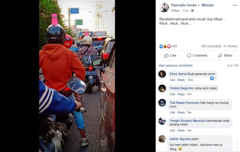 Pemudik Sepeda Motor Gunakan Aksesori Helm Unik. (Facebook/Haerudin Oenks)