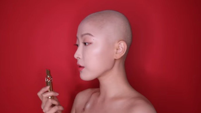 Pangkas Rambut Sampai Habis, Kisah Vlogger Kecantikan Korea Ini Viral. (YouTube)