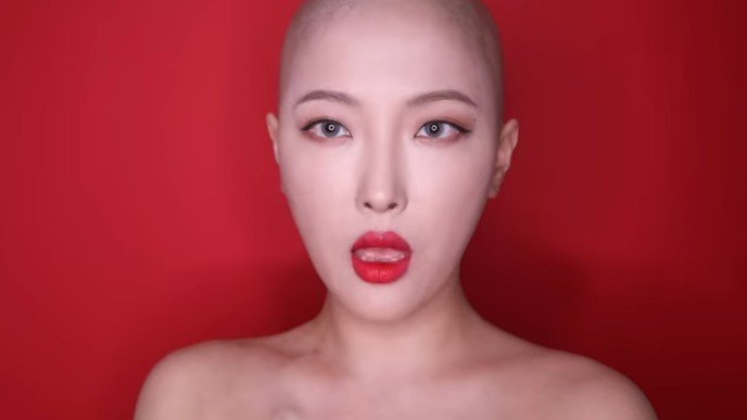 Pangkas Rambut Sampai Habis, Kisah Vlogger Kecantikan Korea Ini Viral. (YouTube)