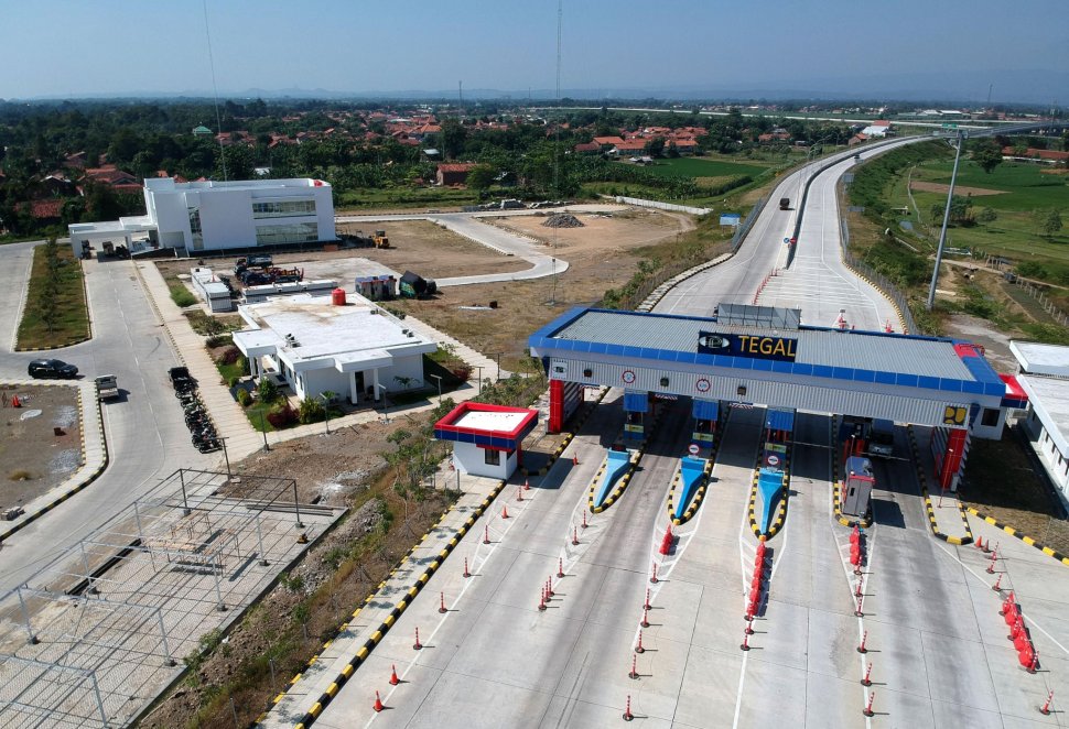 Foto udara gerbang tol Tegal, Desa Kalimati, Kabupaten Tegal, Jawa Tengah, Minggu (26/5). ANTARA FOTO/Oky Lukmansyah