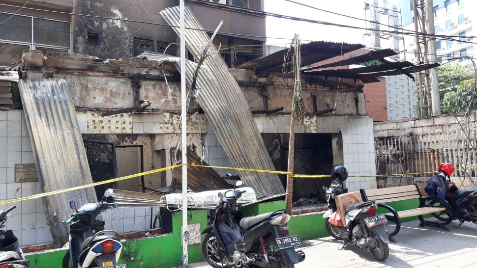 Pos Polisi di Jalan Sabang belum diperbaiki setelah dirusak dan dibakar massa saat kerusuhan 22 Mei di Jakarta. (Suara.com/Novian)