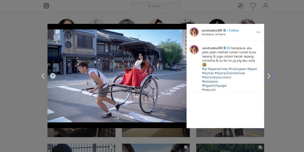 Sandra Dewi Naik Becak di Jepang, Warganet : Penarik Becaknya Ganteng. (instagram.com/sandradewi88)