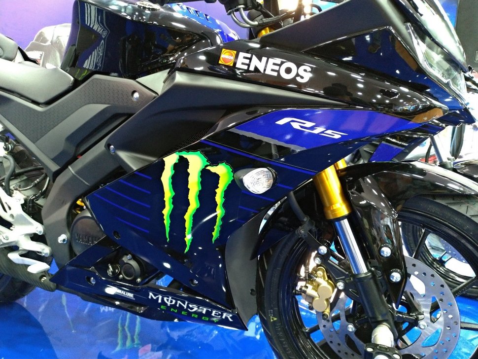 Sebuah sepeda motor Yamaha YZF-R15 dengan livery MotoGP dipamerkan di arena PRJ, Jakarta, Senin (27/5/2019). [Suara.com/Manuel Jeghesta Nainggolan]