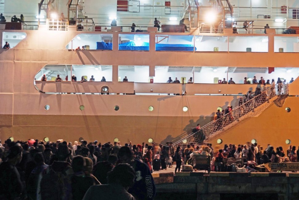 Sejumlah penumpang naik ke kapal yang akan berangkat dari Pelabuhan Pantoloan di Palu, Sulawesi Tengah, Minggu malam (26/5). ANTARA FOTO/Mohamad Hamzah/