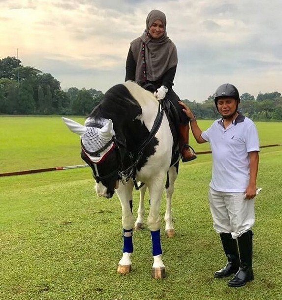 Ustaz Arifin Ilham bersama istri pertama, Yuni Syahla dan kuda kesayangan. [Instagram]