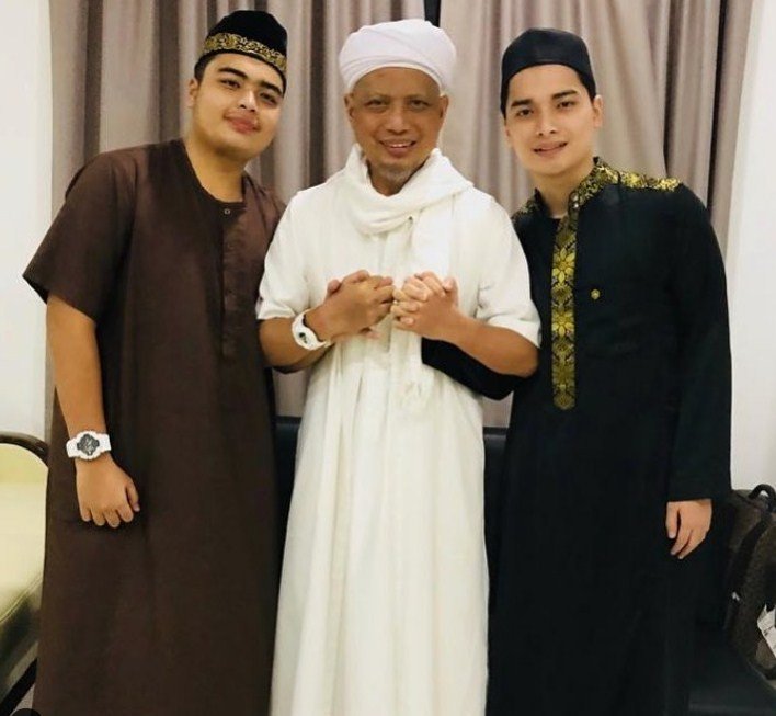 Ustaz Arifin Ilham bersama dua putranya:Muhammad Alvin Faiz dan Muhammad Amer Azzikra. [Instagram]