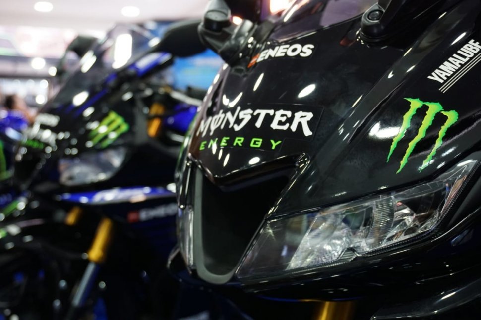 Sebuah sepeda motor Yamaha YZF-R15 dengan livery MotoGP dipamerkan di arena PRJ, Jakarta, Senin (27/5/2019). [Suara.com/Manuel Jeghesta Nainggolan]