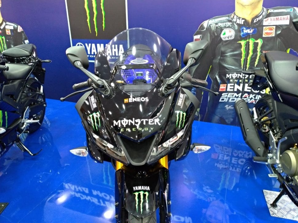 Sebuah sepeda motor Yamaha YZF-R15 dengan livery MotoGP dipamerkan di arena PRJ, Jakarta, Senin (27/5/2019). [Suara.com/Manuel Jeghesta Nainggolan]