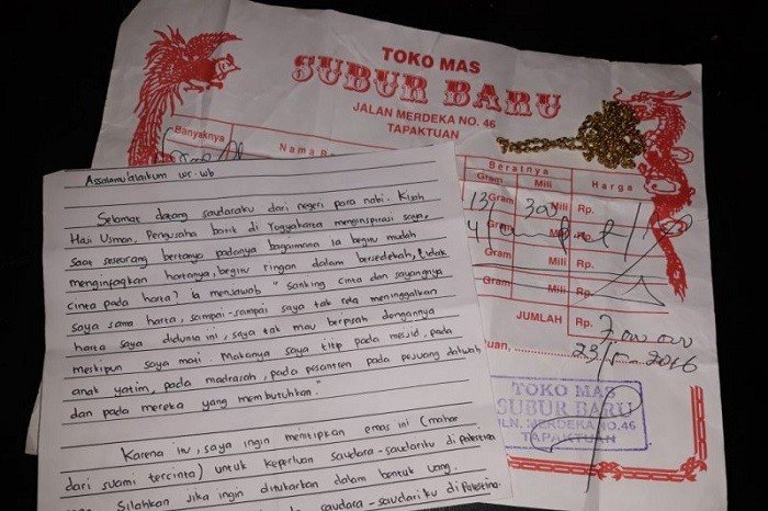 Secarik kertas dan kalung emas seberat 13,3 gram di atas surat pembelian bercap stempel Toko Mas Subur Baru Jalan Merdeka No. 46 Tapaktuan. [Antara/HO/ACT Aceh]