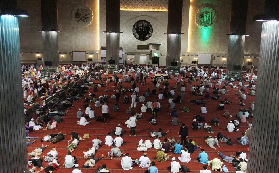 Suasana Itikaf di Masjid Istiqlal, Jakarta, Sabtu (25/5). [Suara.com/foto]