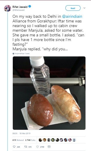 Minta Air Minum di Pesawat Saat Buka Puasa, Penumpang Ini Dapat Kejutan. (Twitter/@RifatJawaid)