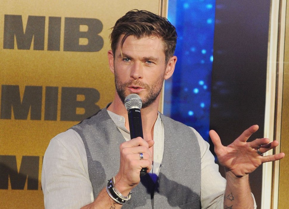 Aktor asal Australia Chris Hemsworth yang populer sebagai Thor sang Dewa Petir dalam film-film Marvel menyapa penggemarnya saat Meet and Greet di kawasan Nusa Dua, Bali, Senin (27/5). [ANTARA FOTO/Fikri Yusuf]