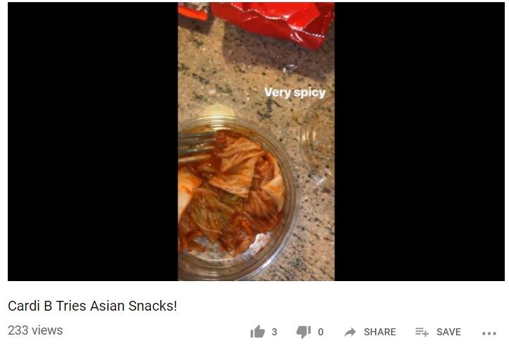 Cardi B cicipi camilan Asia. (YouTube)