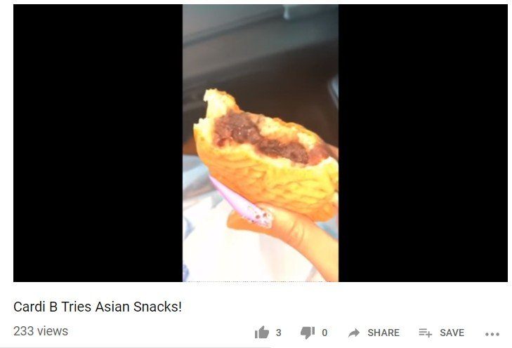 Cardi B cicipi camilan Asia. (YouTube)