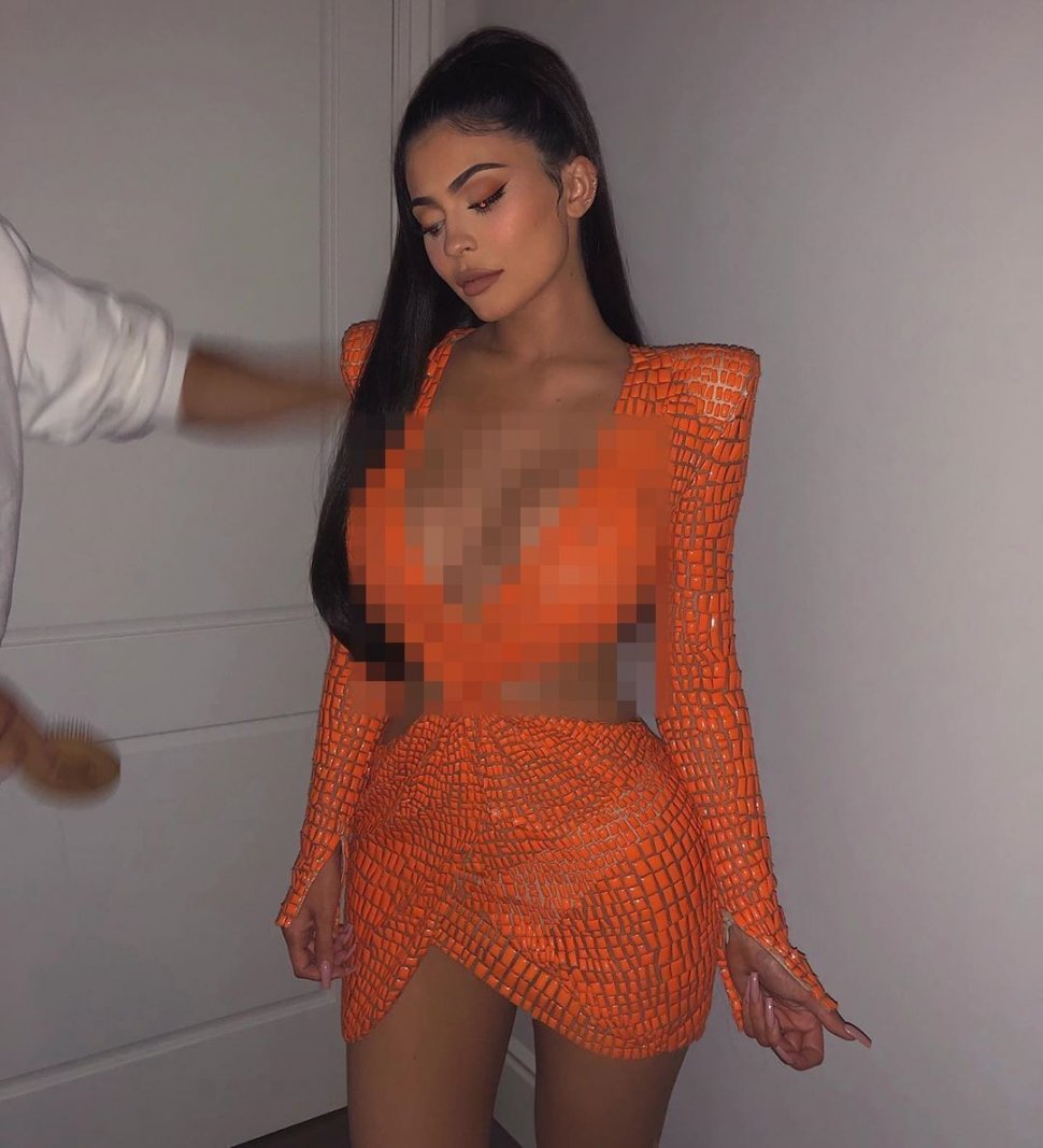Gaun oranye Kylie Jenner. (Instagram/@kyliejenner)