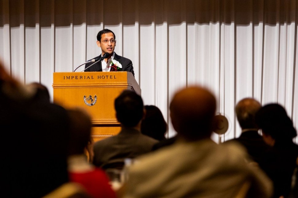 Nadiem Makarim, founder sekaligus Chief Executive Officer (CEO) Gojek menyabet penghargaan 'Nikkei Asia Prize ke-24 untuk Inovasi Ekonomi dan Bisnis' di Tokyo, Jepang, Kamis (30/5/2019).