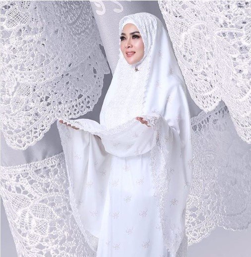 Mukena Syahrini 2019. (Instagram/@princessyahrini)