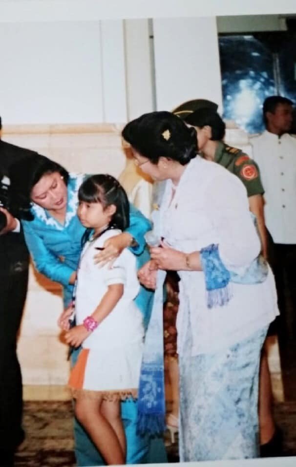 Ani Yudhoyono saat bertemu pejuang kanker anak pada Hari Kanker Anak Internasional tahun 2008. [dokumentasi YOAI]