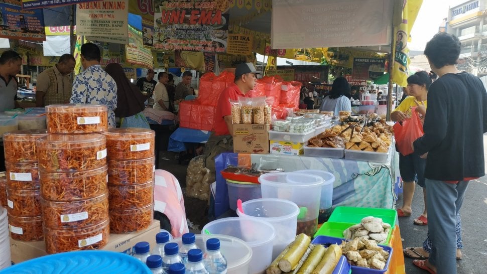 Pasar Takjil Benhil alami penurunan pembeli tahun ini. (Suara.com/Firsta Nodia)