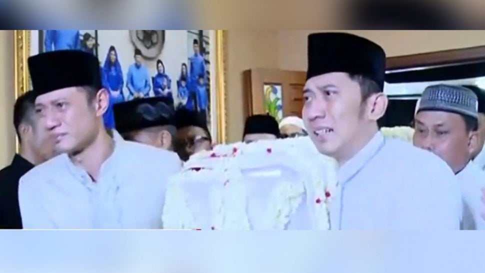 Presiden ke-6 RI Susilo Bambang Yudhoyono dan kedua putranya, Agus Harimurti Yudhoyono serta Edhie Baskoro Yudhoyono, menangis, saat mengantarkan peti jenazah Ani Yudhoyono memasuki kediaman mereka, Puri Cikeas, Kabupaten Bogor, Jawa Barat, Sabtu (1/6/2019) malam. [Suara.com/Suci]