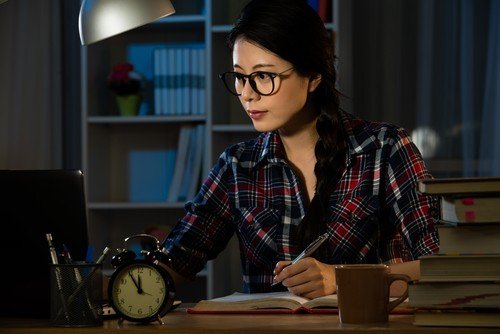 Ilustrasi: Begadang, lembur, kerja shift malam. (Shutterstock)