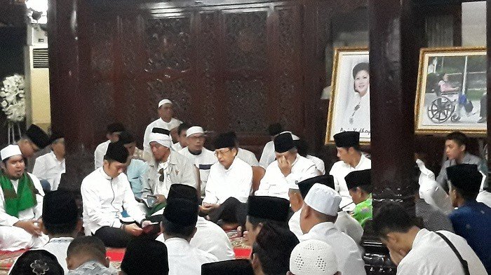 Presiden ke-6 RI Susilo Bambang Yudhoyono kembali menangis saat sedang membacakan doa untuk mendiang Ani Yudhoyono dalam tahlilan hari ketiga, Senin (3/6/2019). [Suara.com/Novian Ardiansyah]