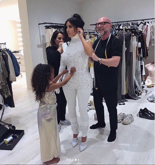 North West menata gaya Kim Kardashian. (Instagram/@kimkardashian)
