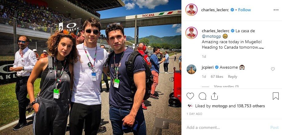 Charles Leclerc dan Temannya Menyaksikan MotoGP Italia. (Instagram/charles_leclerc)