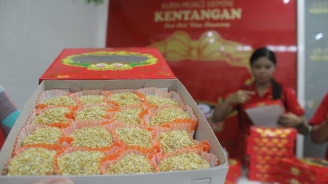Kue moachi atau mochi masih menjadi primadona untuk dibawa sebagai buah tangan bagi pemudik dari Semarang. [Suara.com/Adam Iyasa]