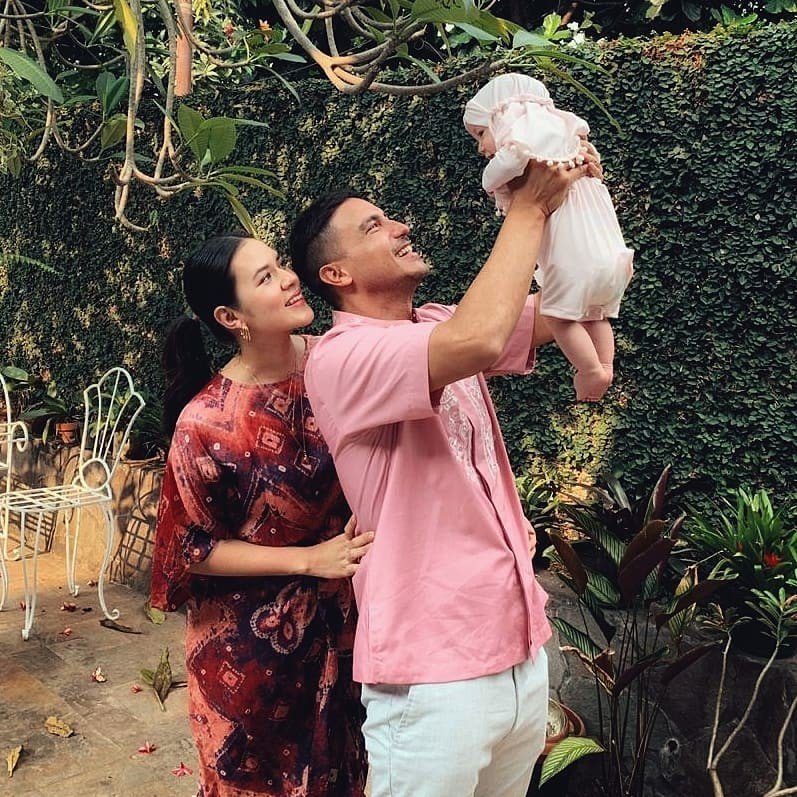 Raisa bersama suami dan anaknya [Instagram/hamishdw]