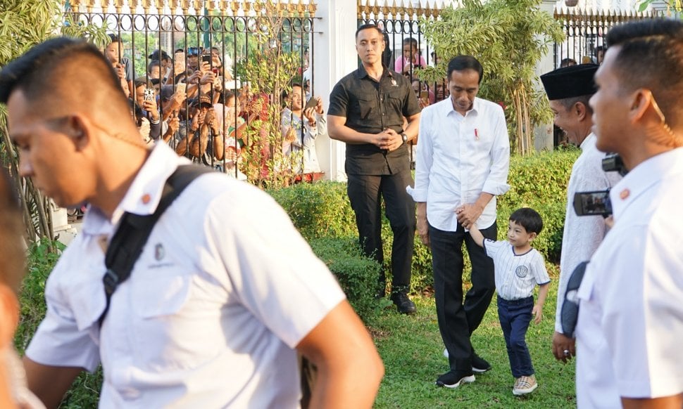 Presiden RI Joko Widodo bersama cucunya Jan Ethes saat mengunjungi Gedung Agung Yogyakarta, Kamis (6/6). [ANTARA FOTO/Andreas Fitri Atmoko]