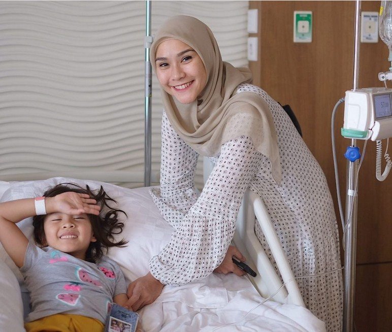 Zaskia Mecca harus menemani putrinya, Kala di rumah sakit karena DBD. [Instagram]