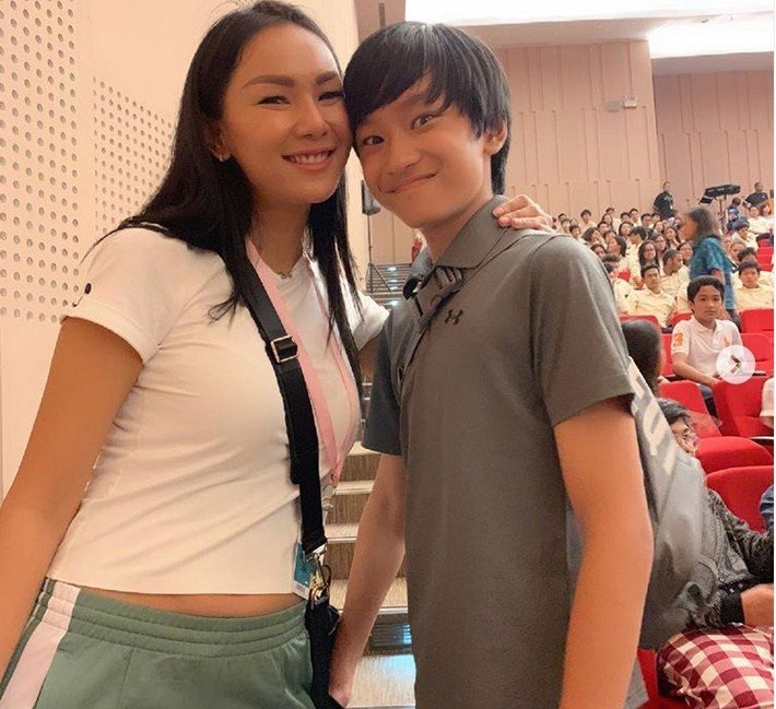 Kalina Oktarani dan putranya, Azka. [Instagram]