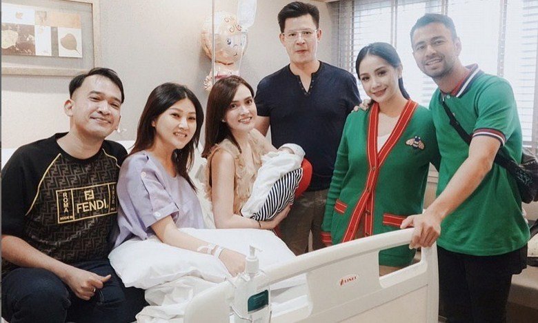 Sejumlah artis seperti Raffi Ahmad, Nagita Slavina dan Shandy Aulia menjenguk istri Ruben Onsu, Sarwendah, yang baru saja melahirkan anak keduanya di sebuah rumah sakit di Singapura, 6 Juni 2019. [Instagram]