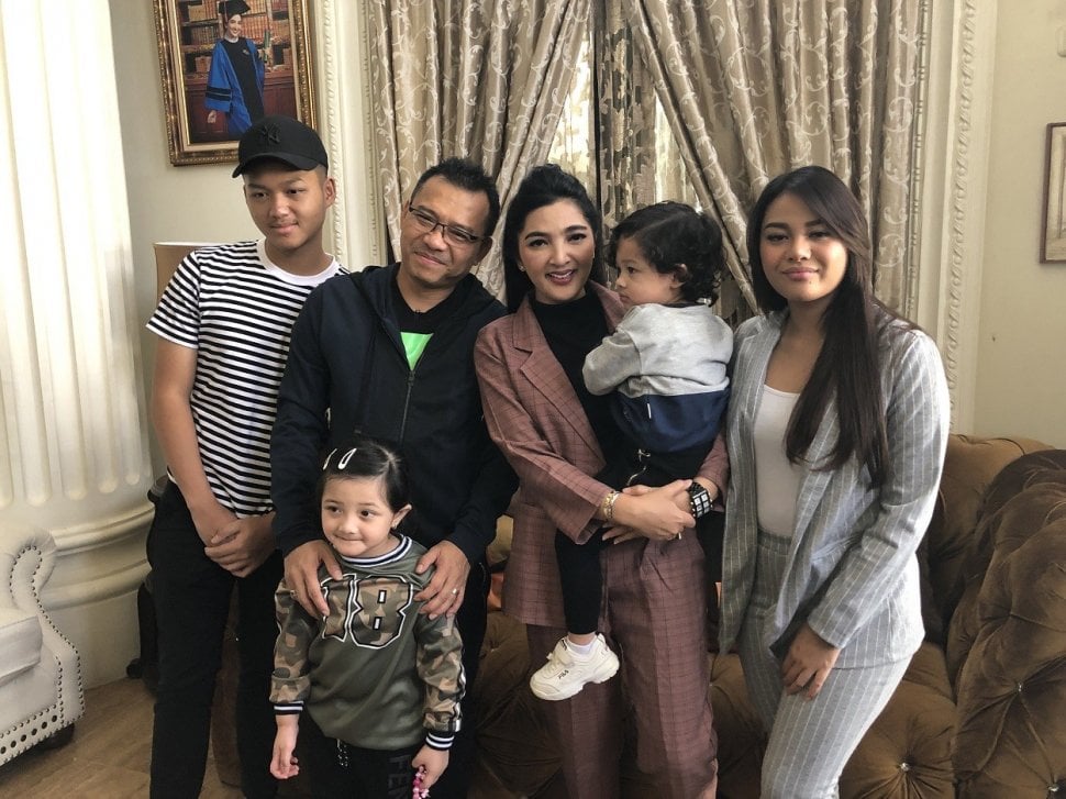 Anang Hermansyah bersama Ashanty dan keempat anaknya. [Revi C Rantung/Suara.com]