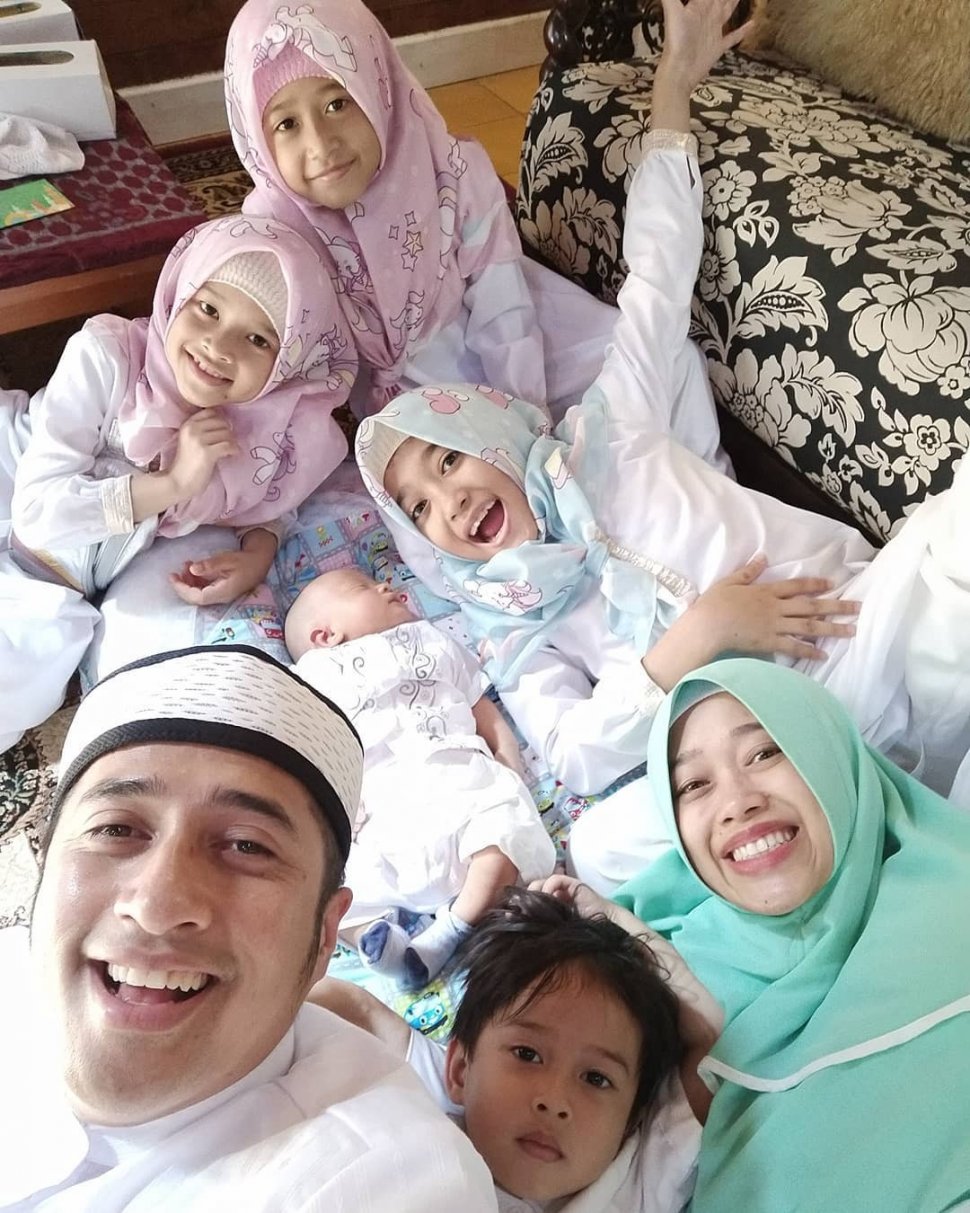 Irfan Hakim bersama istri dan kelima anaknya. [Instagram]