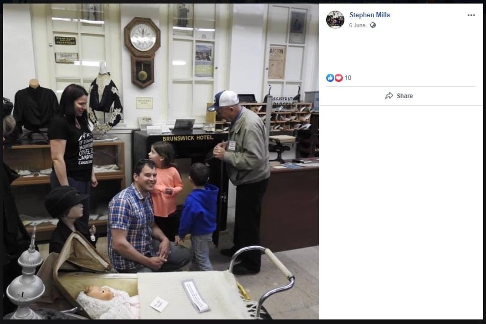 Turis buka kotak penyimpanan tua di museum (facebook.com/Stephen Mills)