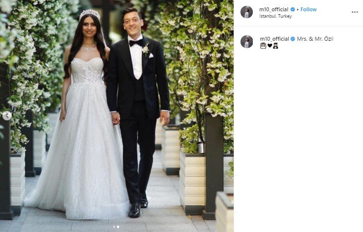 Berbalut Gaun Putih, Ratu Kecantikan Turki Resmi Dinikahi Mesut Ozil. (Instagram/@m10_official)