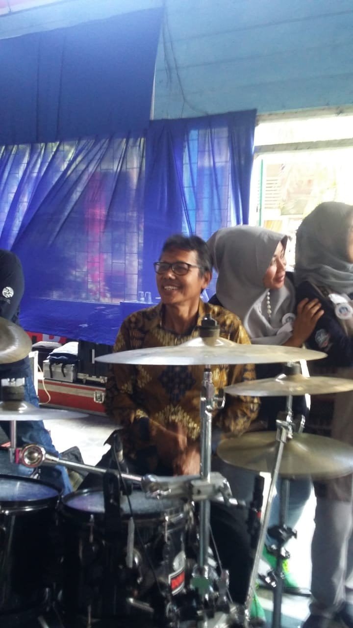 Gubernur Sumbar Irwan Prayitno saat bermain drum di acara Reuni Perak Ikasmantri 94 di SMA Negeri 3 Padang. [Dok. Alumni SMAN 3 Padang]