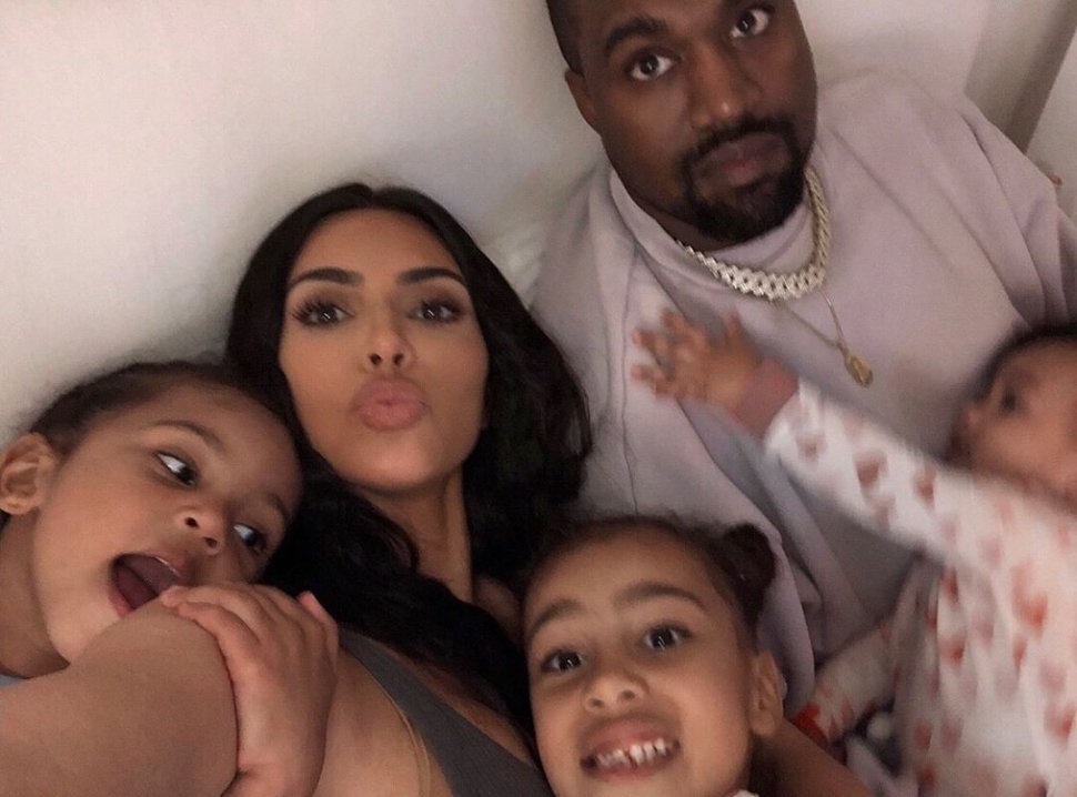Kim Kardahsian, Kanye West, dan ketiga anaknya. (Instagram/@kimkardashian)
