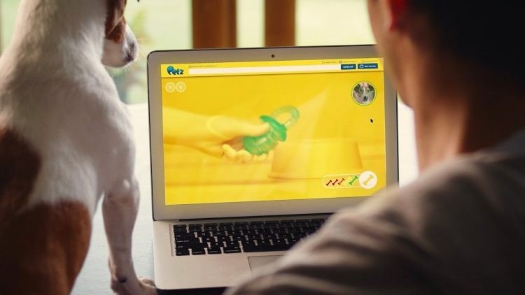 Anjing belanja online sendiri. (Oddity Central/Ogilvy Brazil)