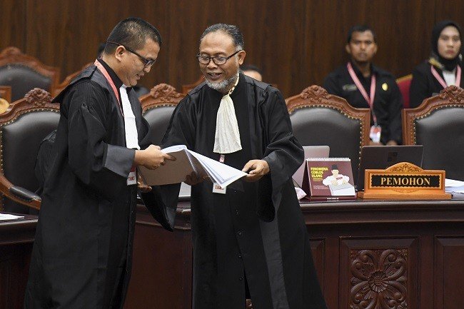 Kuasa hukum Capres - Cawapres nomor urut 02 selaku pemohon Bambang Widjojanto (kanan) dan Denny Indrayana (kir) mengikuti sidang perdana sengketa Pilpres 2019 di Mahkamah Konstitusi, Jakarta, Jumat (14/6/2019). (Antara)