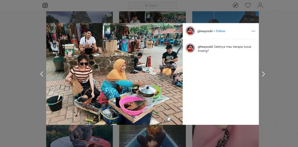 Ghea Youbi ke Candi Borobudur, Berpose Seksi sampai Jualan Sate Kere. (instagram.com/gheayoubi)