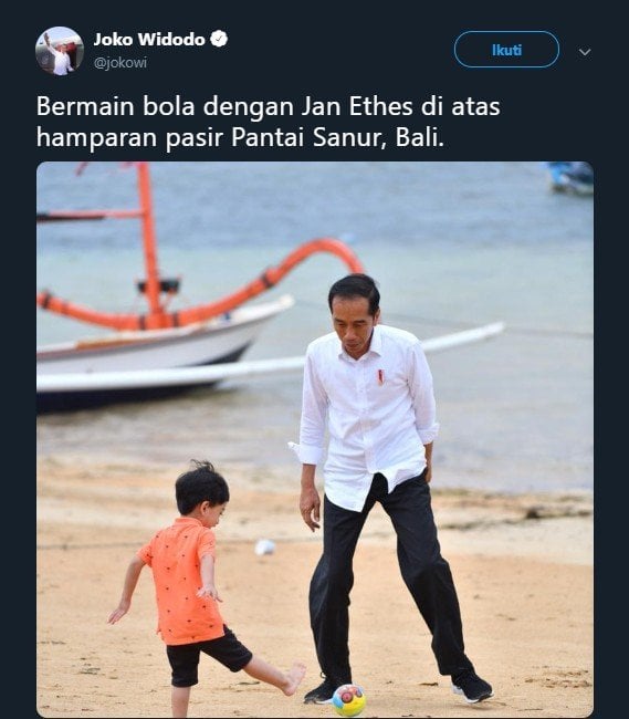 Gemas, Jan Ethes Main Bola Bareng Jokowi di Pantai Sanur. (twitter.com/jokowi)