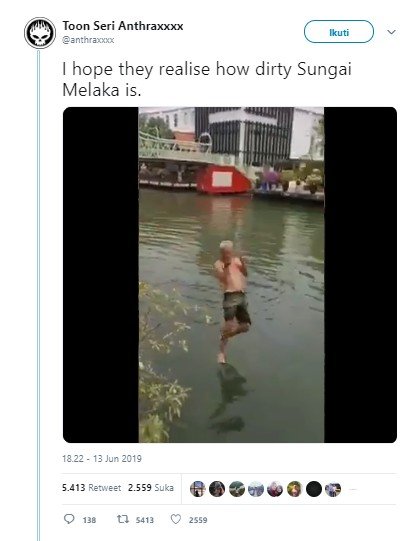 Turis berenang di Sungai Melaka yang tercemar. (Twitter/@anthtraxxx)