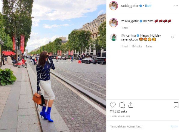 Zaskia Gotik liburan ke Paris. (Instagram/@zaskia_gotix)