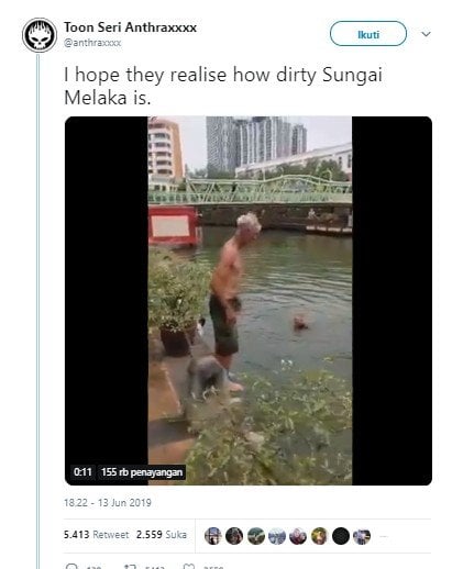 Turis berenang di Sungai Melaka yang tercemar. (Twitter/@anthtraxxx)